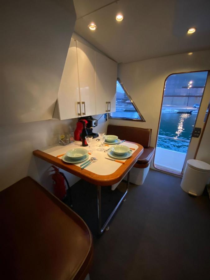 Amazing Boat To Sleep In Barcelona Hotel Sant Adrià de Besòs Eksteriør billede