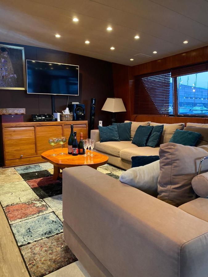 Amazing Boat To Sleep In Barcelona Hotel Sant Adrià de Besòs Eksteriør billede
