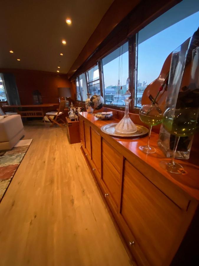Amazing Boat To Sleep In Barcelona Hotel Sant Adrià de Besòs Eksteriør billede