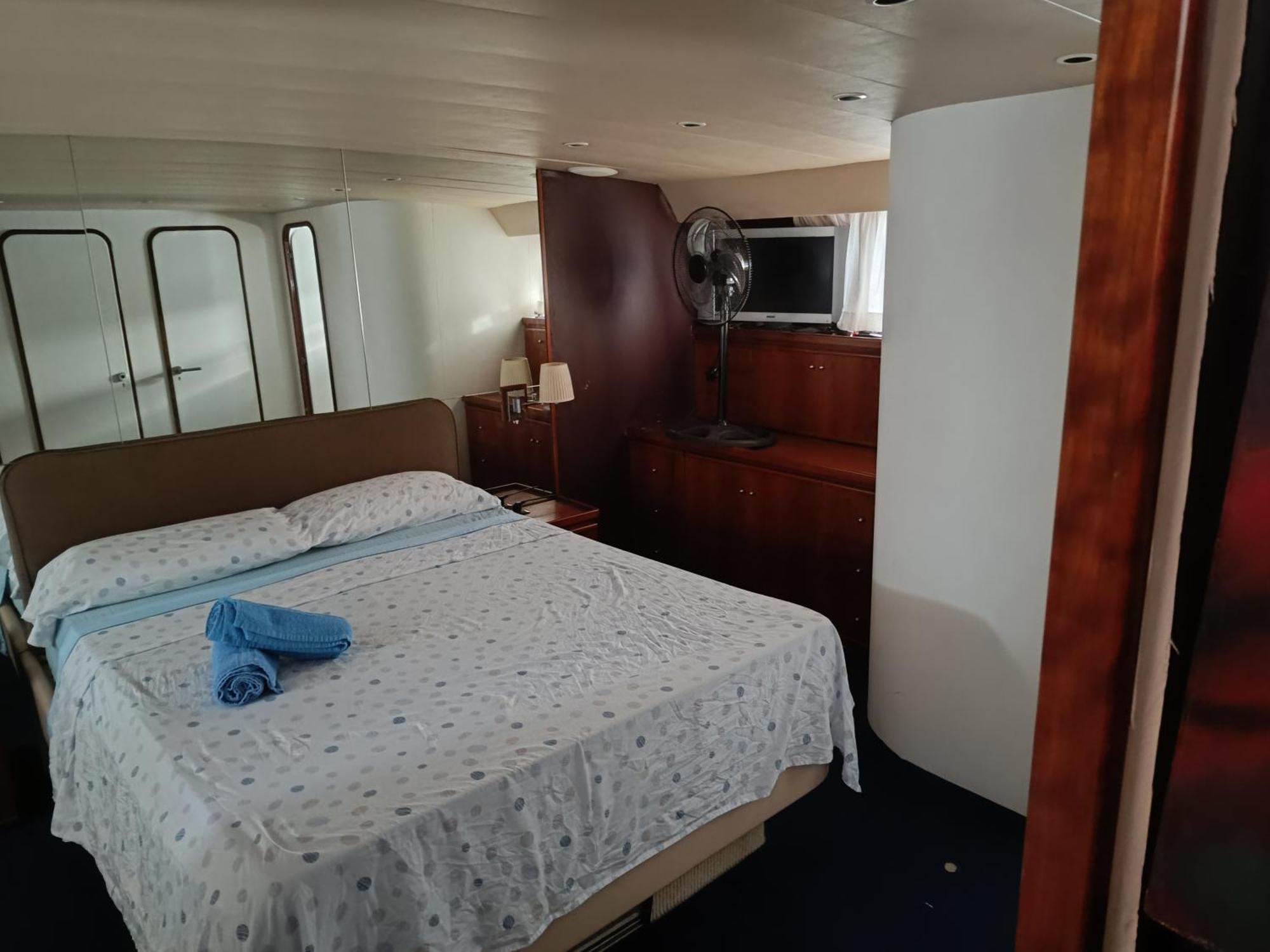 Amazing Boat To Sleep In Barcelona Hotel Sant Adrià de Besòs Eksteriør billede